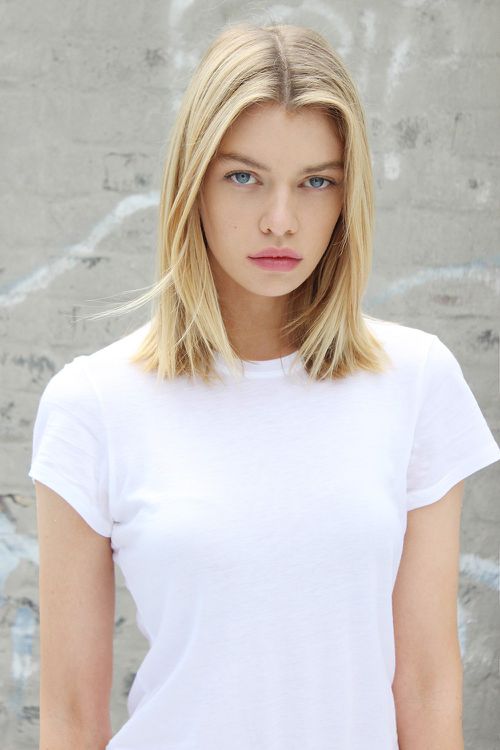 Foto van de 175 cm lange Stella Maxwell dochter van vader(?) en moeder(?) op 32-jarige leeftijd in 2024