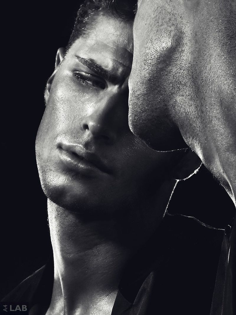 Мужчина любуется собой. Мужчина и женщина. Безумная любовь. Мужчины и мгновения. Мужчины и мгновения.