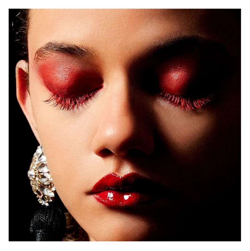  Exclusive Paint it Red (Iris Covet Book)