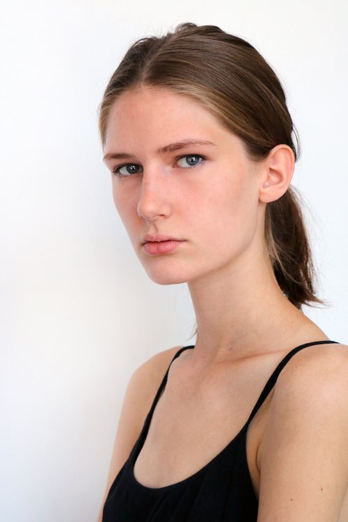 Sarah Manz Model detail by people