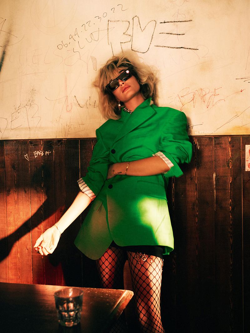 Hailey B. Atomic (Vogue France)