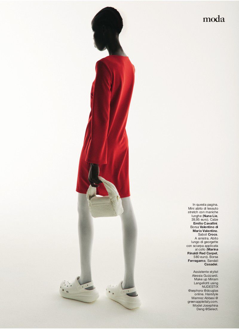 Femme en rouge main image 1