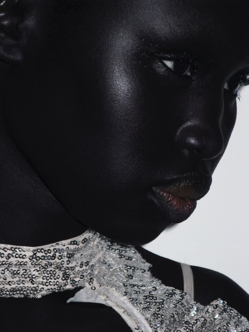 By Iñigo Awewave (Revue Magazine)