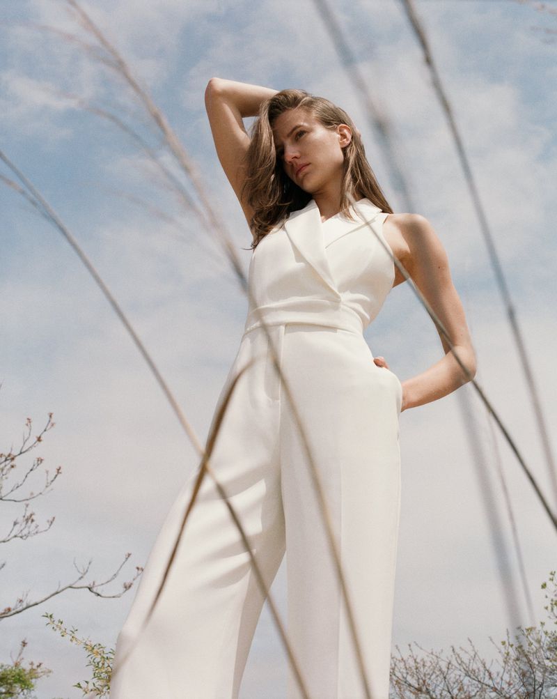 Monochromatic is the star of new fashion editorial (L'Officiel Brasil)