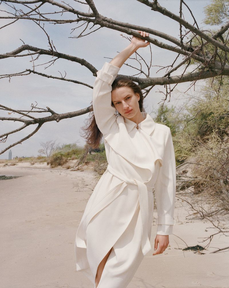 Monochromatic is the star of new fashion editorial (L'Officiel Brasil)