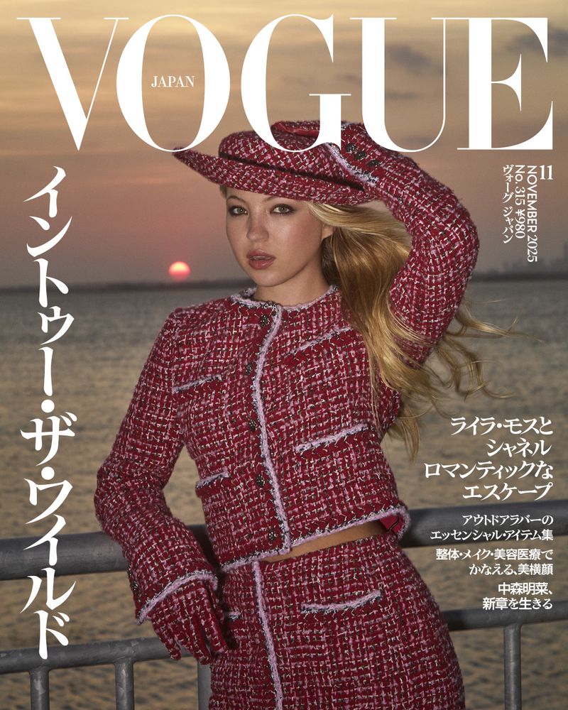 女性情報誌 Vogue Arabia Magazine November 2021 Vogue Arabia November 2021 Photography: @kikikixue (KF SPACE