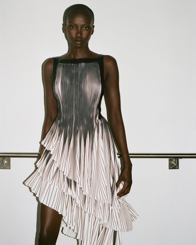 Ala&iuml;a W/S 27 Show Content